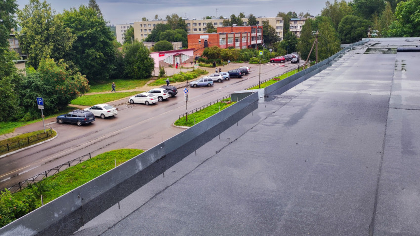 Вид с плоской крыши на жилую улицу и парковку