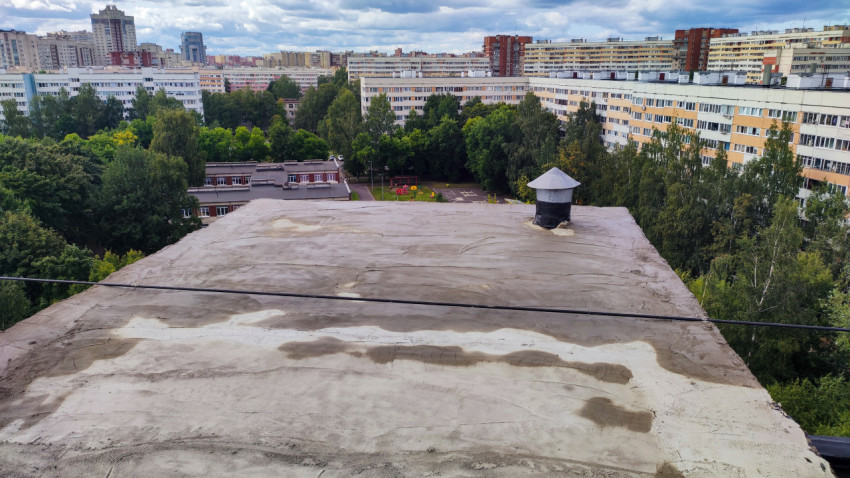 Плоская крыша жилого дома после нанесения цементной стяжки
