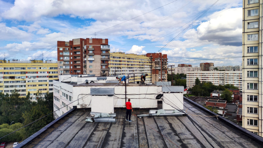 Работы на крыше жилого дома с техническими надстройками