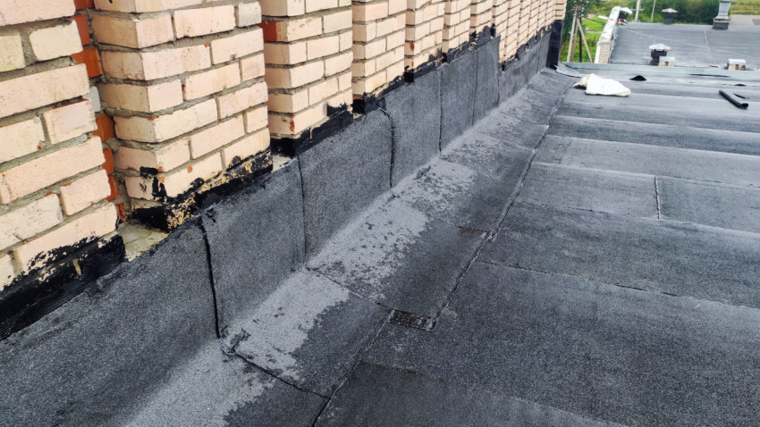 Примыкание кровли к кирпичной стене с гидроизоляцией