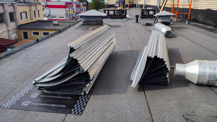 Металлические элементы и вентиляция на крыше здания