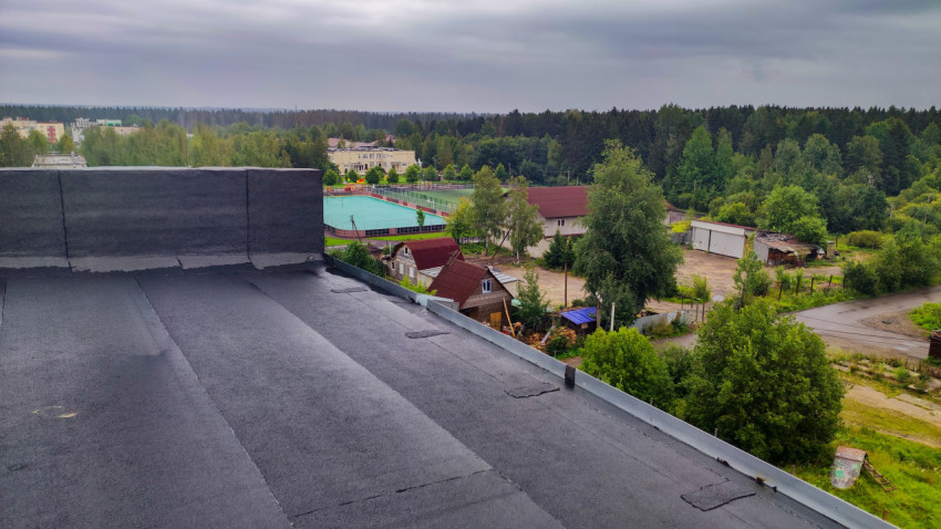 Плоская крыша с видом на частный сектор и спортивную площадку