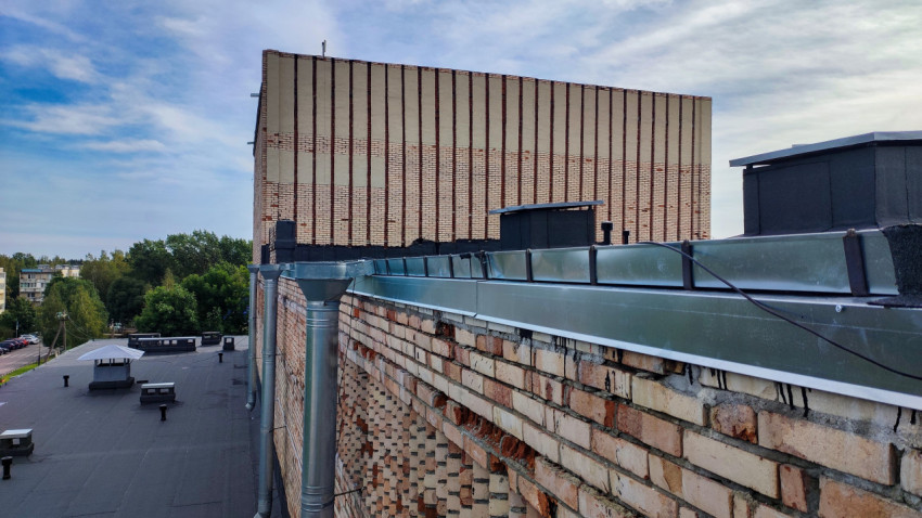 Плоская крыша с вентиляционными выходами и водосточной системой