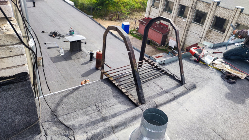 Работы по ремонту плоской крыши с рулонным материалом