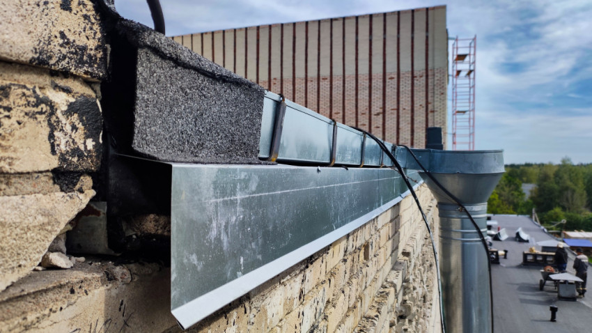 Водосточная труба и элементы кровельной системы