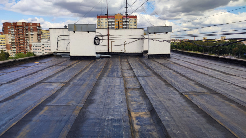 Плоская крыша жилого дома с техническими надстройками