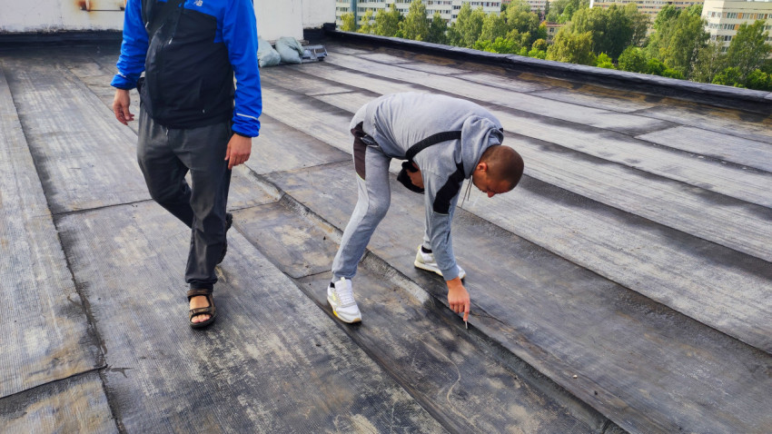 Осмотр рулонной кровли специалистами