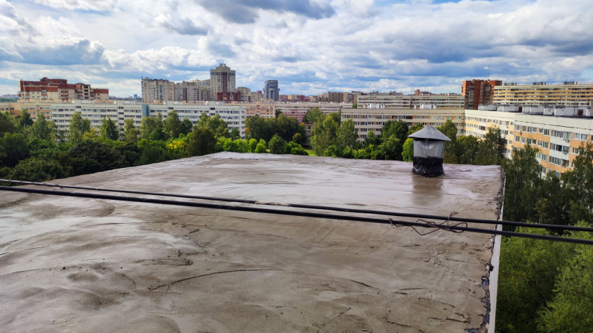 Крыша жилого дома с цементной стяжкой и вентиляцией