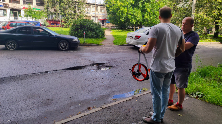 Измерение дорожного полотна у жилого дома