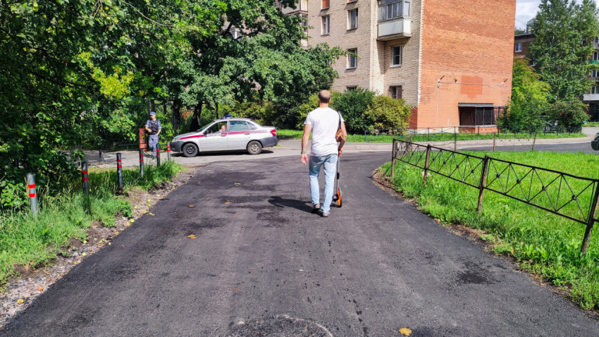 Измерение дорожного полотна во дворе многоквартирного дома