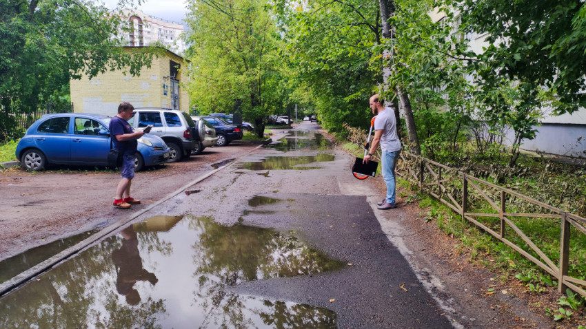 Замеры дорожного покрытия во дворе жилого дома