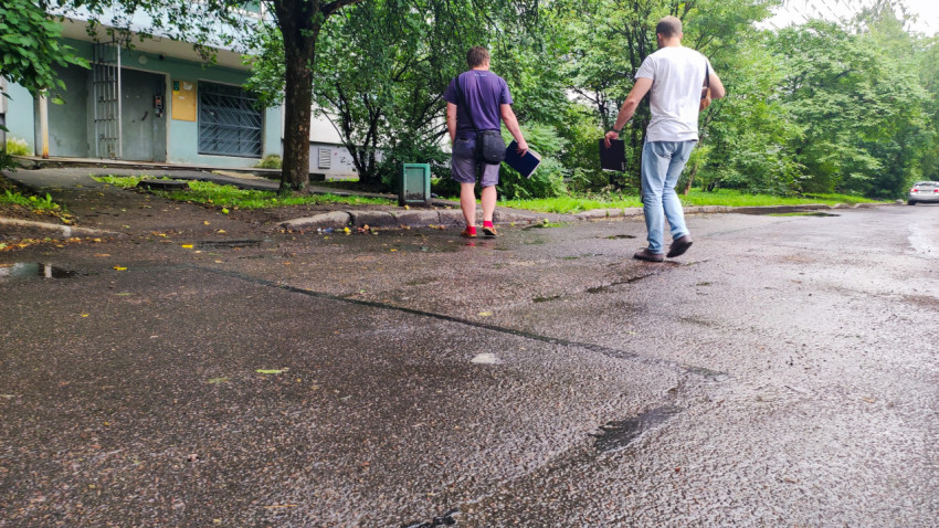 Дворовой проезд у подъезда жилого дома