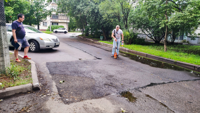 Измерение дорожного покрытия во дворе жилого дома