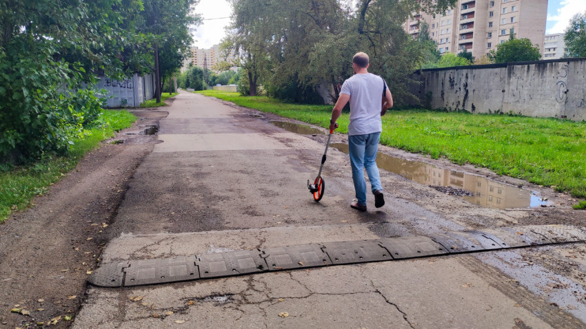 Измерение дорожного покрытия возле лежачего полицейского