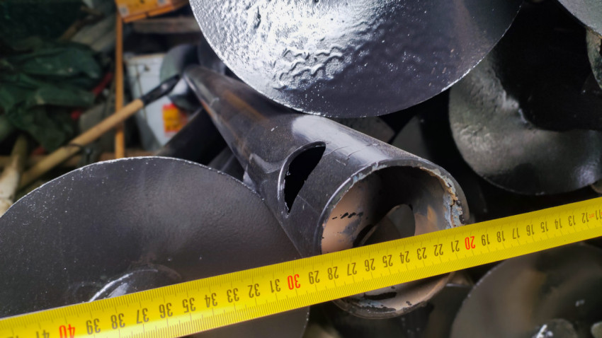 Металлическая свая с замером диаметра трубы