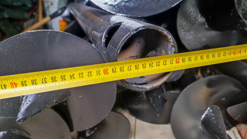 Замер винтовой сваи в складском помещении