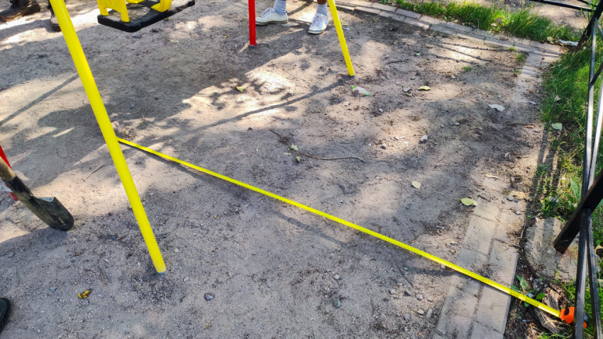 Замер расстояния от опоры качелей до бордюра