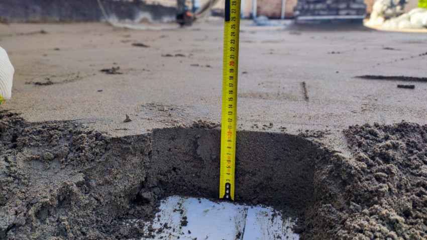 Замер толщины песчаной стяжки на кровле