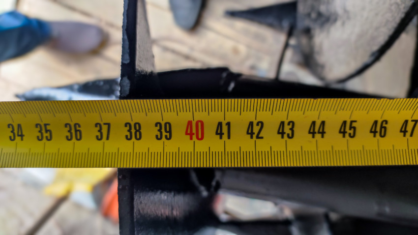 Замер металлической детали винтовой сваи