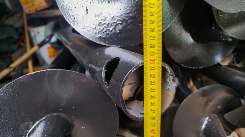 Металлическая винтовая свая с замером рулеткой