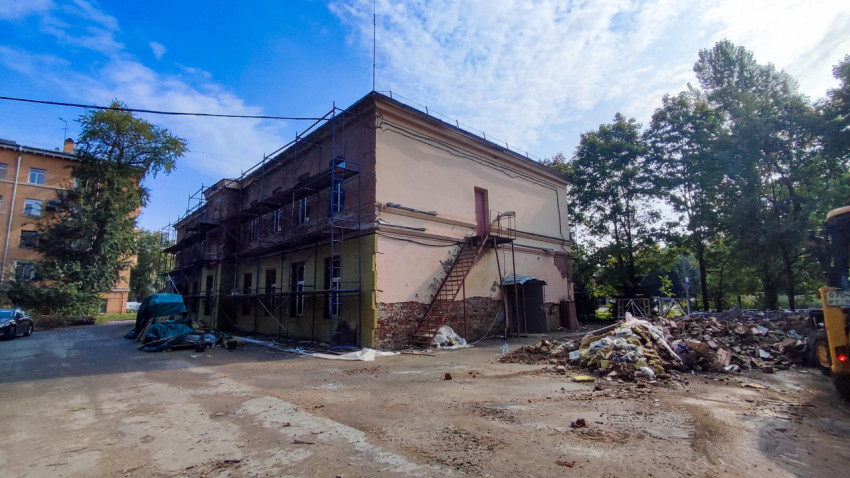 Здание в лесах во время ремонта фасада