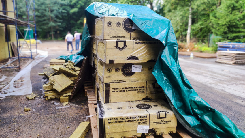 Упаковки теплоизоляции на основе каменной ваты ISOVER на стройплощадке