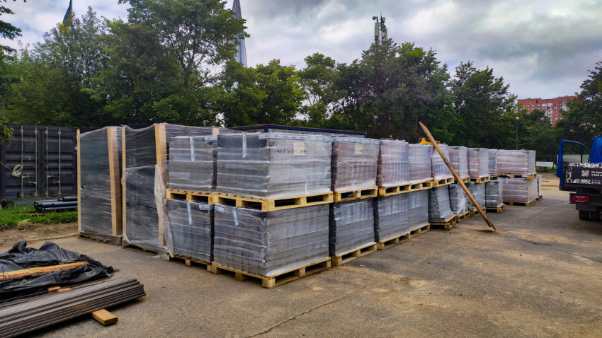 Склад плитки для мощения на поддонах