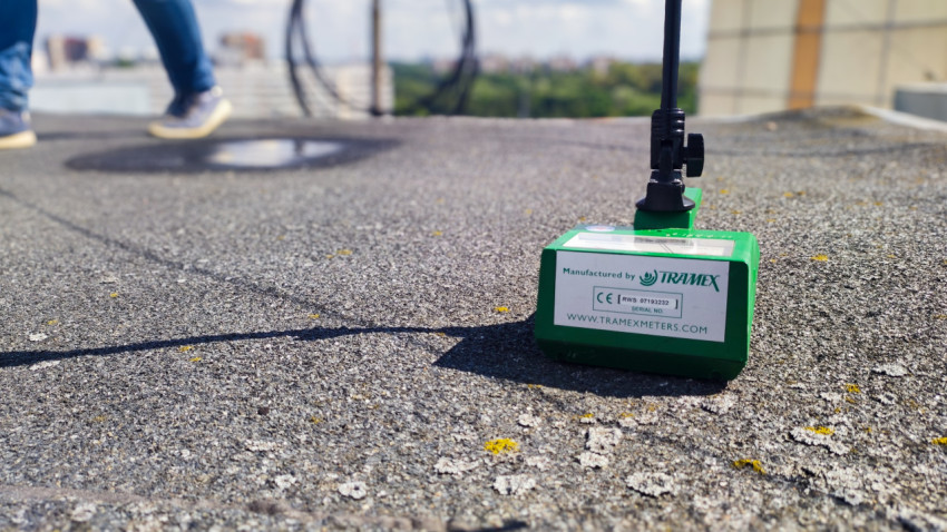 Прибор Tramex для измерения влажности на крыше