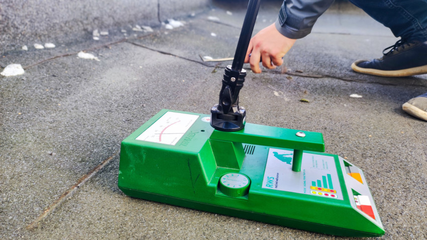 Специалист использует влагомер Tramex на крыше