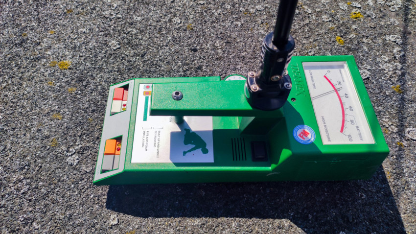 Сканер влажности на поверхности крыши крупным планом