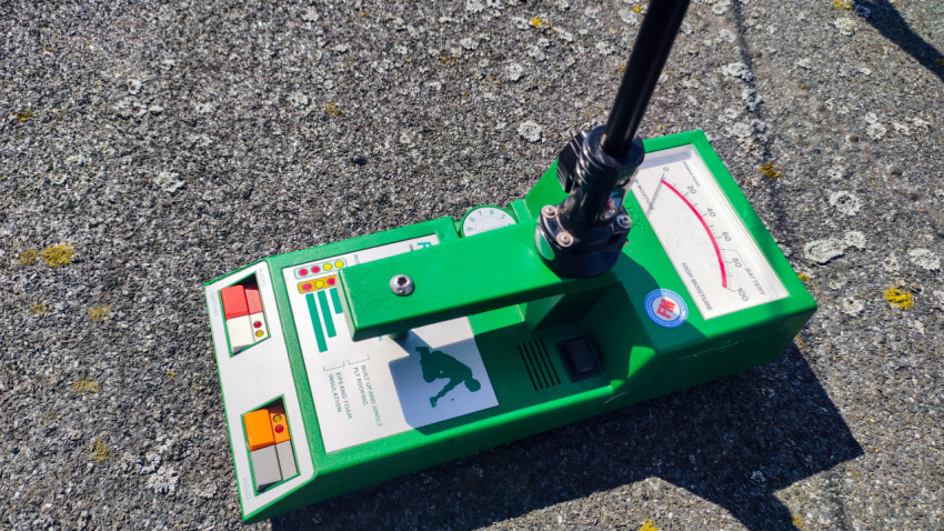 Влагомер Tramex на кровельном покрытии