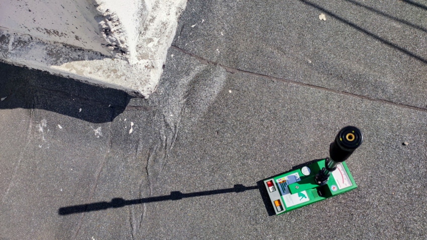 Влагомер Tramex рядом с примыканием кровли