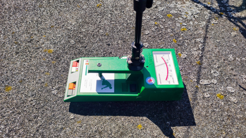 Измерительный прибор Tramex на крыше здания