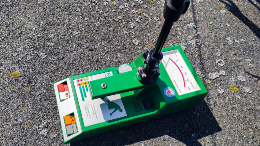 Влагомер Tramex на плоской кровле здания