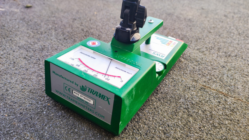 Прибор Tramex для контроля влажности на кровле