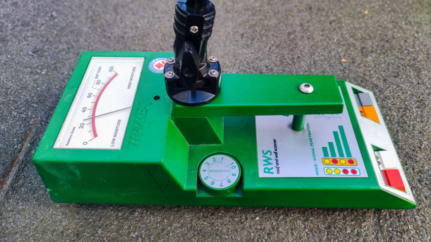 Влагомер Tramex на кровельном покрытии здания