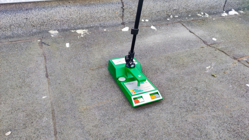 Прибор Tramex у кромки крыши здания