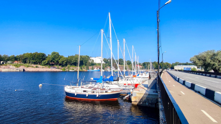 Яхты у причала рядом с автомобильным мостом