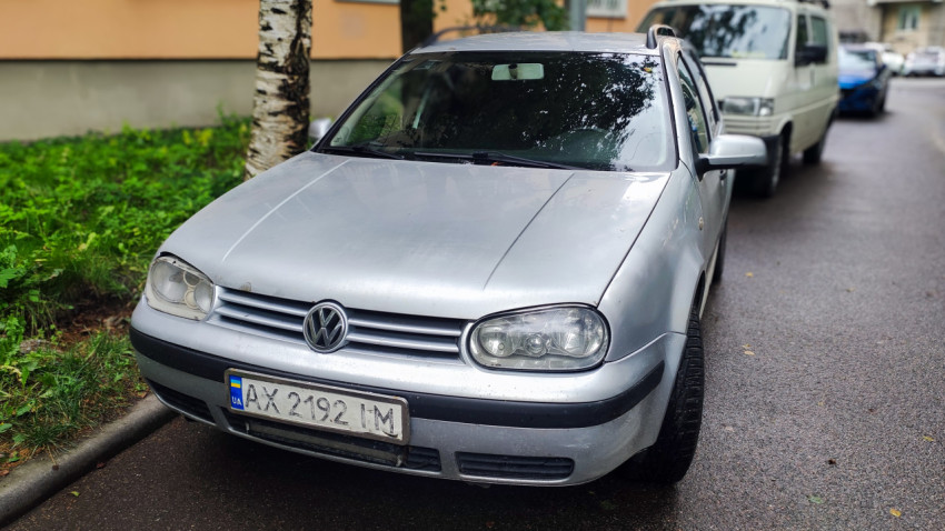 Автомобиль Volkswagen с украинскими номерами на улице