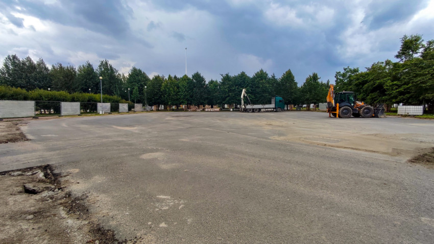 Асфальтовая площадка с техникой и грузовиком на строительном объекте