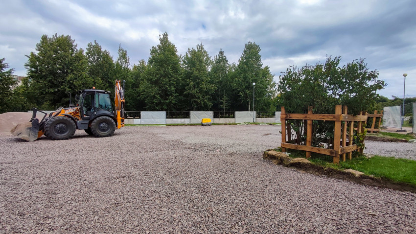 Экскаватор на площадке с подготовкой основания из щебня