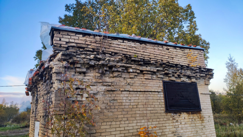 Старая кирпичная постройка с частично разрушенными стенами и следами времени