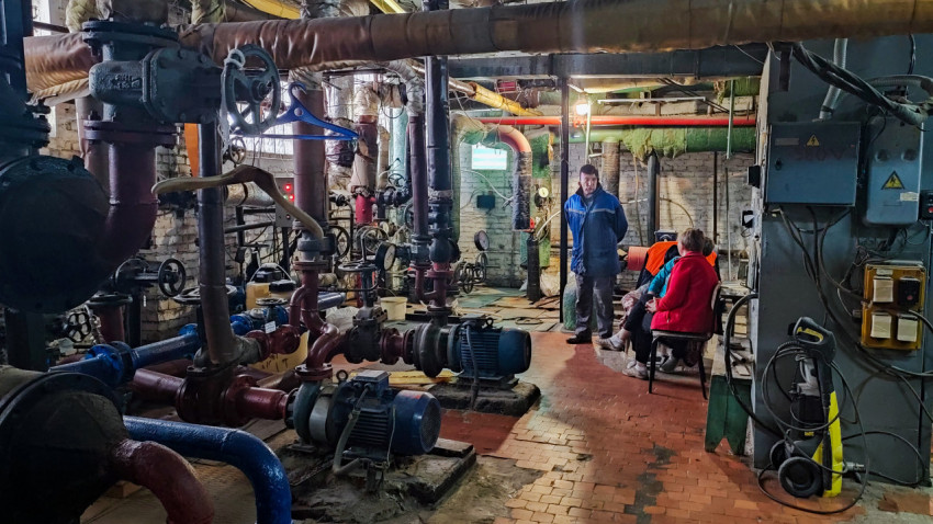 Помещение теплового узла с насосным оборудованием и трубопроводами