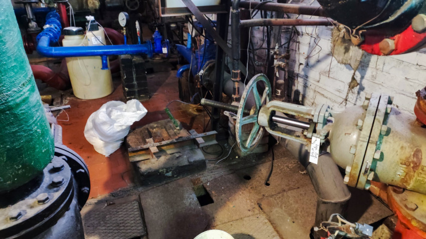 Трубопровод с вентилем и запорной арматурой в тепловом пункте