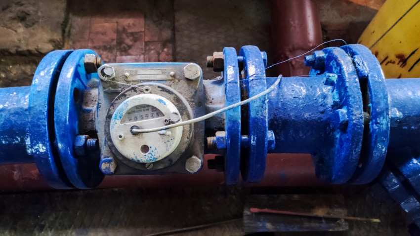 Промышленный водомер на металлическом трубопроводе
