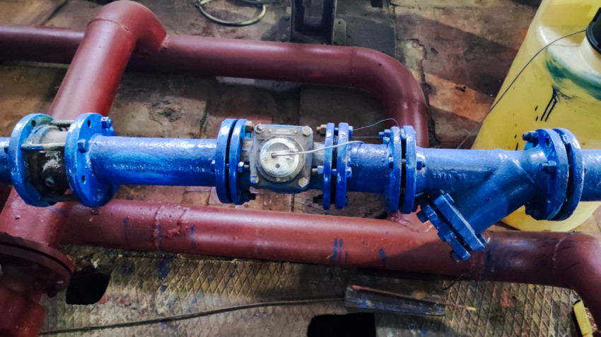 Счётчик и фильтр на трубопроводе системы отопления в тепловом узле