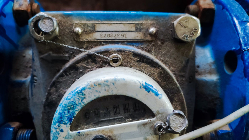 Заводской номер и пломба на корпусе водомера