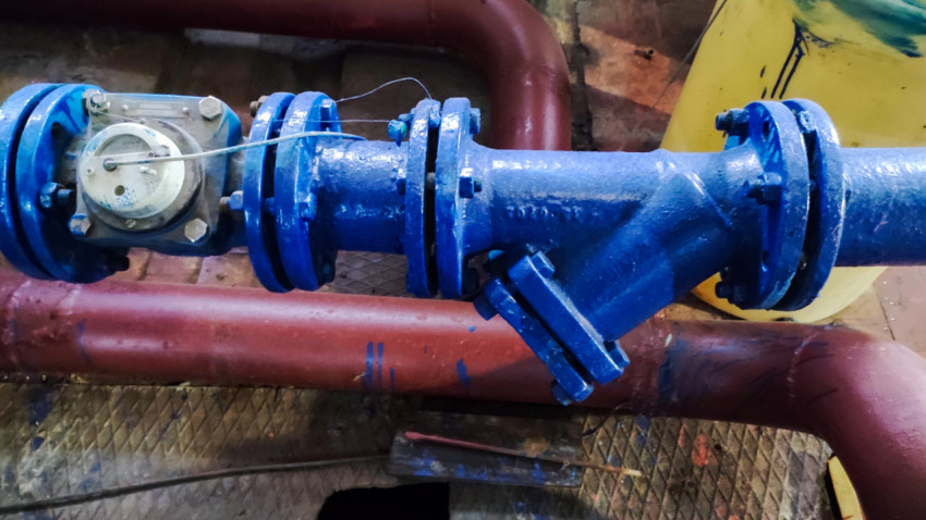 Водомер и фильтр в системе водоснабжения здания