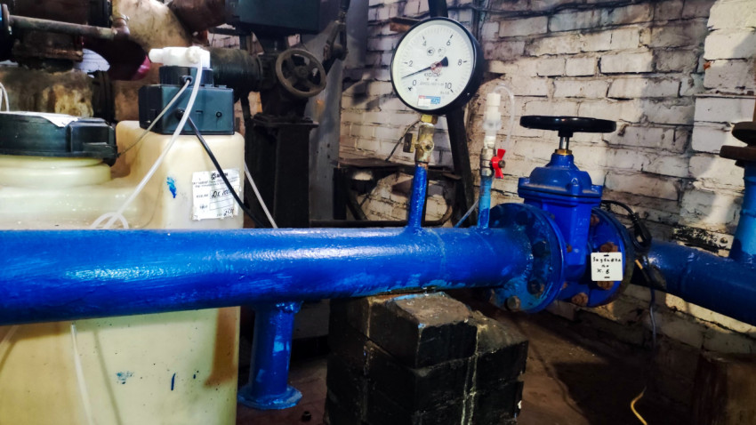 Манометр и задвижка на трубопроводе системы водоснабжения