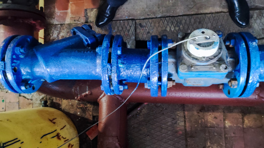 Участок трубопровода с водомером и запорной арматурой